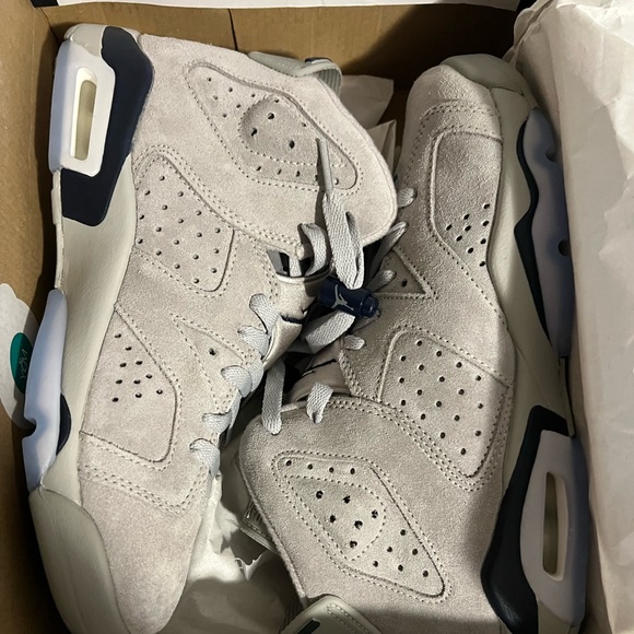 Jordan retro 6 (grade school) - Picture 2 of 2